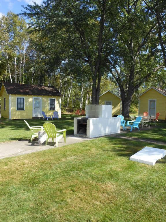 Katahdin Cabins Hotel Millinocket Exterior photo